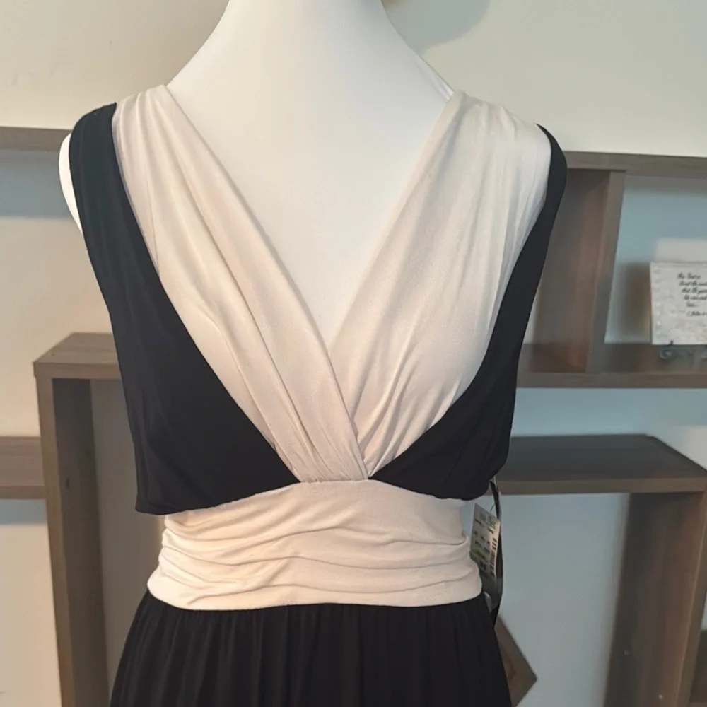 NWT Elegant Black and White Women's Sleeveless Top - Picture 8 of 9
